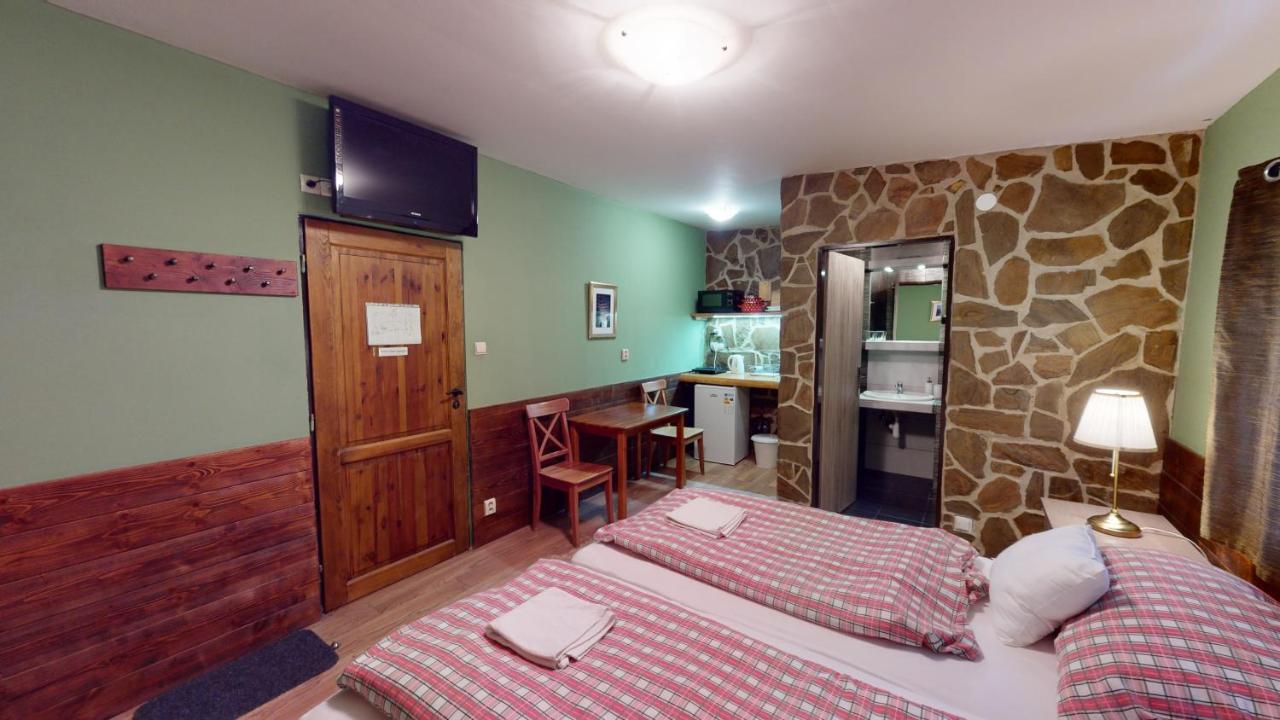 Ride Pub Drienica Apartamento Exterior foto